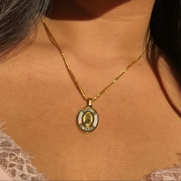 Jewelry - Virgen Mary pendant with Pearl details